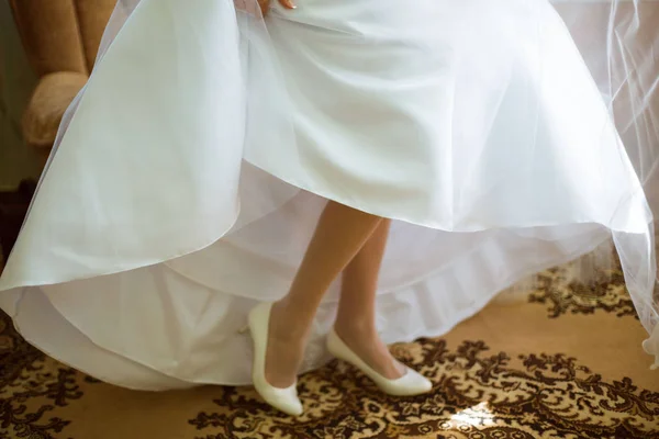 Наречена в елегантній весільній сукні — стокове фото