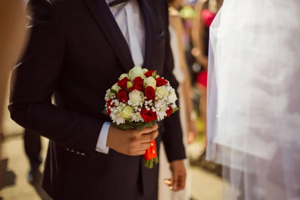 Bonito noivo romântico com flores — Fotografia de Stock