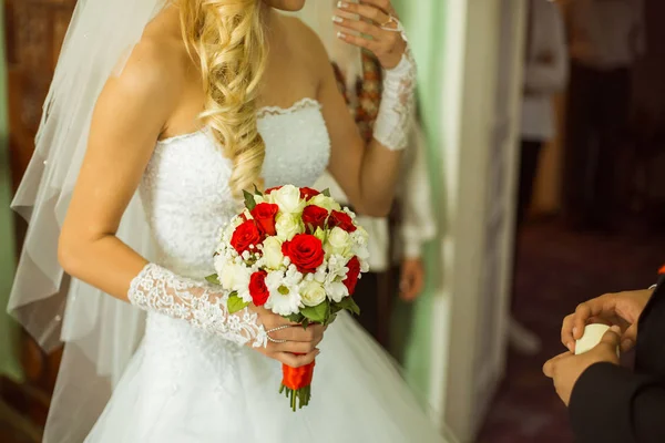 Romantisches Hochzeitspaar von Brautpaaren — Stockfoto