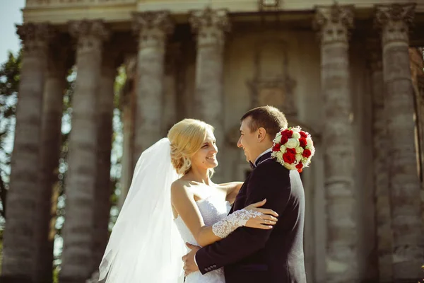 Pareja romántica de boda de recién casados —  Fotos de Stock