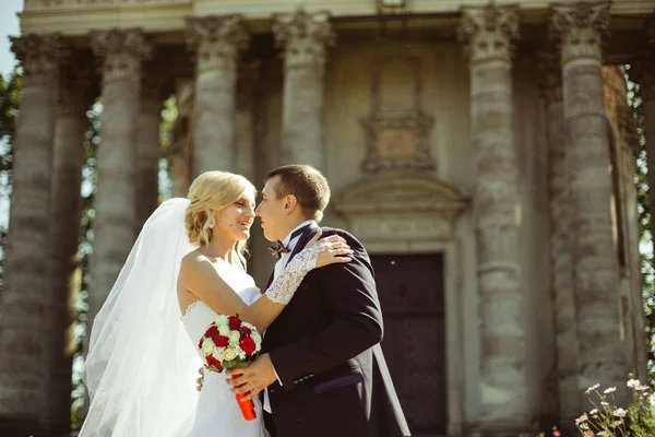 Romantische bruidspaar voor pasgetrouwden — Stockfoto