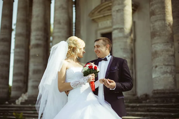 Романтическая свадебная пара молодоженов — стоковое фото