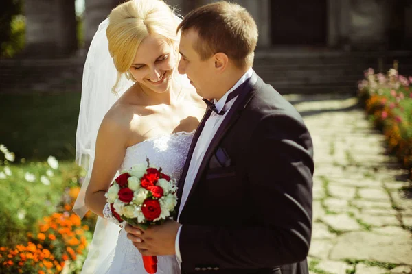 Pareja romántica de boda de recién casados —  Fotos de Stock