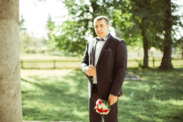Красивий наречений на весіллі смокінг — стокове фото