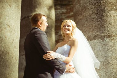 Yeni evli çiftin romantik düğün