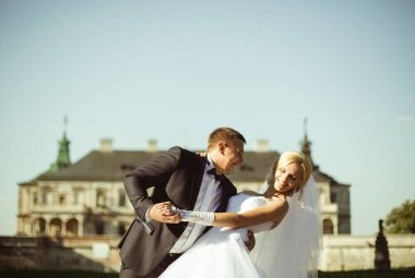 Yeni evli çiftin romantik düğün