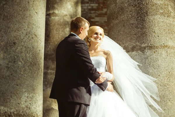 Pareja romántica de boda de recién casados — Foto de Stock