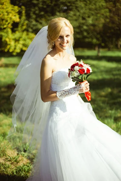 Porträt der jungen hübschen Braut — Stockfoto