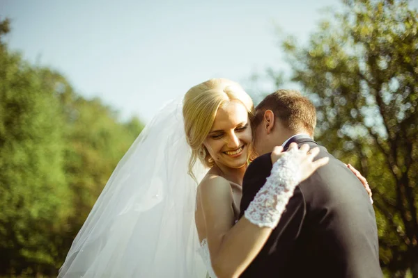 Pareja romántica de boda de recién casados —  Fotos de Stock