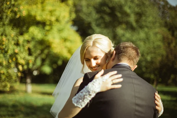 Casamento romântico casal de recém-casados — Fotografia de Stock