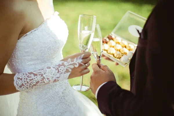 シャンパンとお菓子と新婚夫婦 — ストック写真