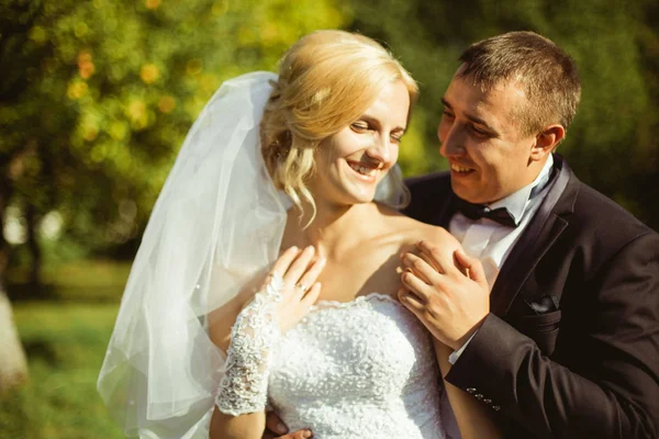 Романтичне весілля пара молодят — стокове фото