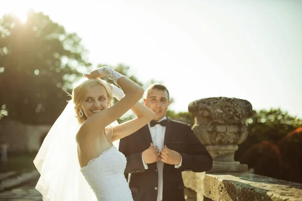 新婚夫婦のロマンチックな結婚式のカップル — ストック写真