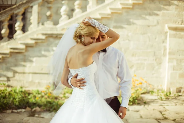 Pareja romántica de boda de recién casados —  Fotos de Stock