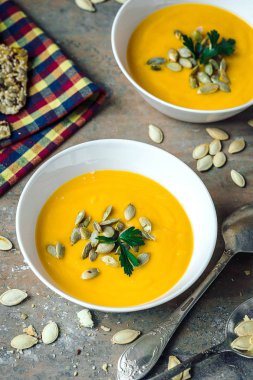 Krem ve maydanoz ile kabak çorbası