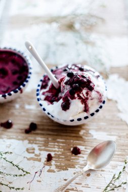 Vanilyalı dondurma ile reçel 