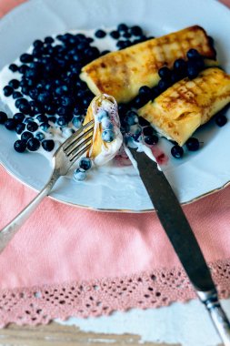 Taze yaban mersinli krep.