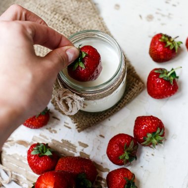 Çilekli yoğurt içinde koyarak el