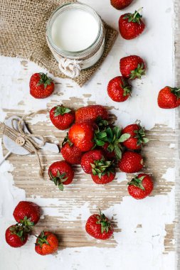 Çilek ile çilekli yoğurt
