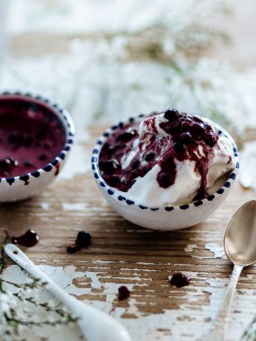 Vanilyalı dondurma ile reçel 