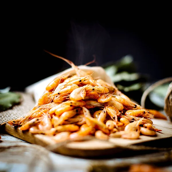 Жареные креветки на деревянном столе . — стоковое фото