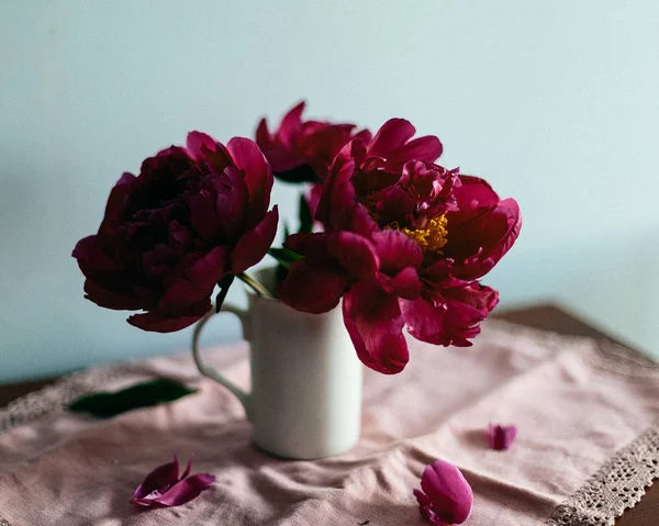 Buquê de peônias vermelhas em vaso — Fotografia de Stock