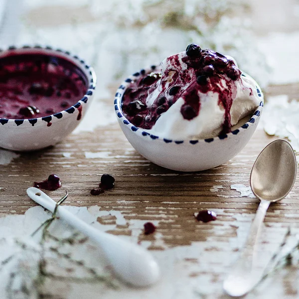 Vanille-ijs met jam — Stockfoto