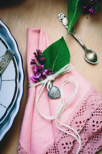 Table de printemps avec fleurs lilas — Photo