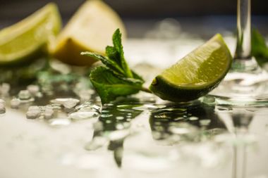 Olgun taze limes ve kireç 