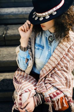  makyaj ile şapkalı şık kız