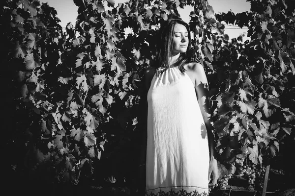 Femme dans le vignoble de la Toscane — Photo