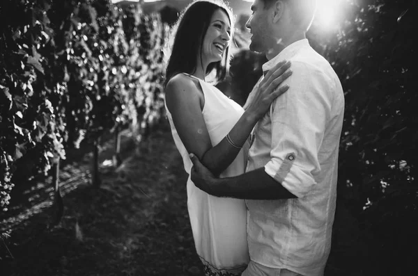 Jovem casal beijando em uma vinha . — Fotografia de Stock