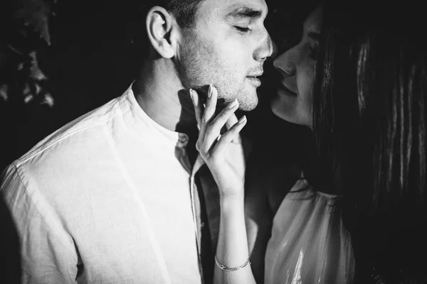 Young couple kissing in a vineyard. — Stock Photo, Image