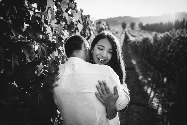 Ungt par kyssas i en vingård. — Stockfoto