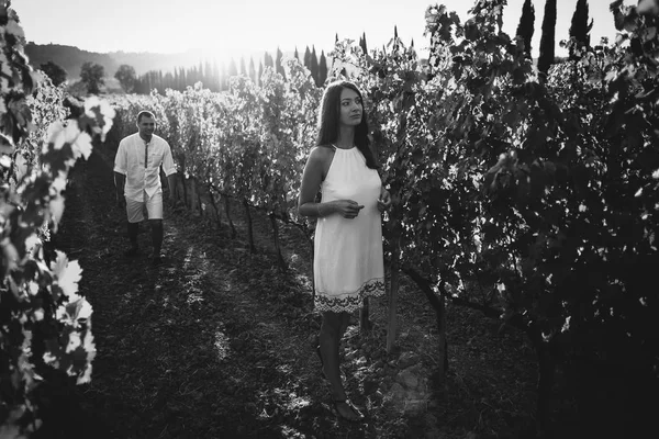 Par stående i den vackra vingården — Stockfoto