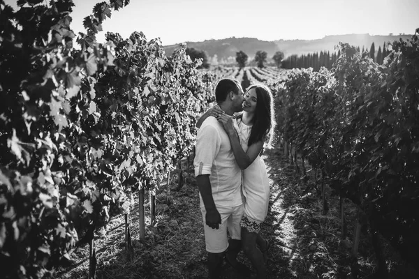 Svatební pár na vinici — Stock fotografie
