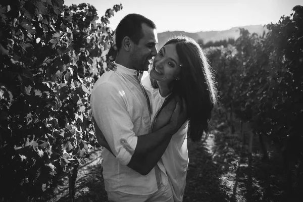 Bröllopsparet på vingård — Stockfoto