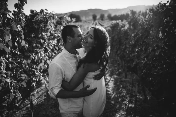 Pasangan pengantin di kebun anggur — Stok Foto