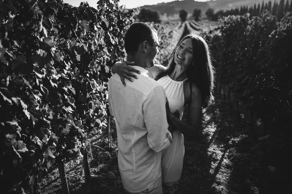 Young couple kissing in a vineyard. — Stock Photo, Image