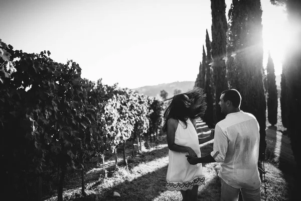 Jovem casal apaixonado ao ar livre — Fotografia de Stock