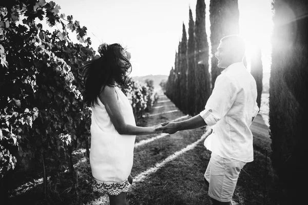 Pareja joven enamorada al aire libre —  Fotos de Stock