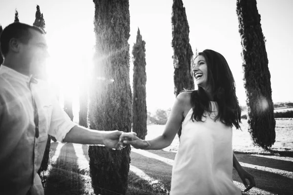 Романтична пара в винограднику — стокове фото