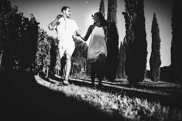 新婚夫妇在葡萄园 — 图库照片