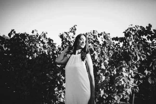 Kobieta w Winnica Toskanii — Zdjęcie stockowe