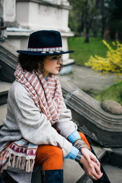 Модная девушка в шляпе с макияжем — стоковое фото