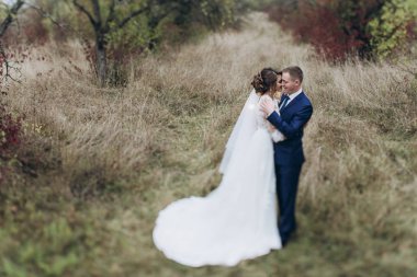 Damat ve gelin parkta yürüyüş