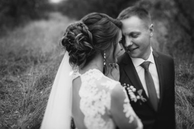 Damat ve gelin parkta yürüyüş