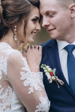 Damat ve gelin parkta yürüyüş