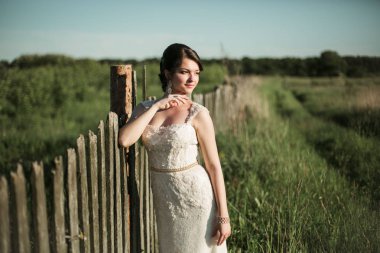 Gelin alanındaki beyaz elbiseli