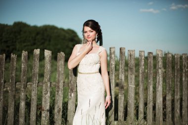 Gelin alanındaki beyaz elbiseli